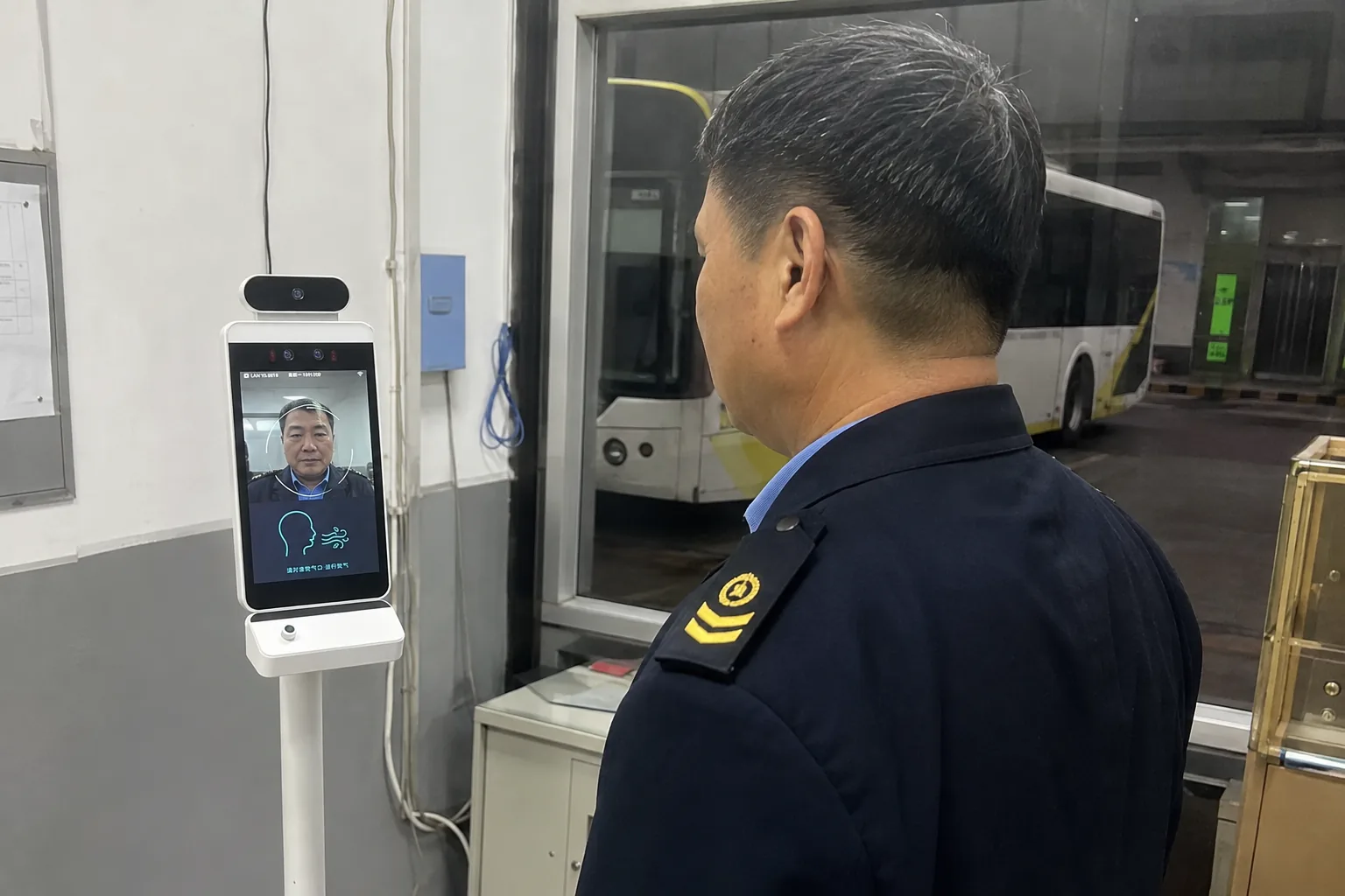 公交司机使用人脸识别与酒精检测终端进行岗前检测的场景示意图
